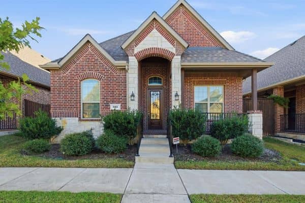 Small red brick house in ETX – get your cash offer fast to sell in any condition, no repairs or fees